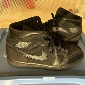 Jordan 1 Mid 'Triple Black 2018' 554724-050 Sz 9.5